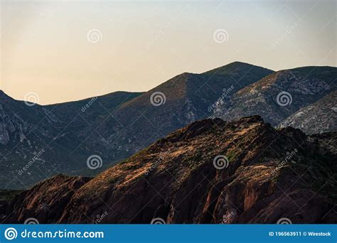 Tiro Certeiro De Belas Montanhas Rochosas Imagem De Stock Imagem De