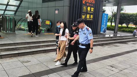 女孩滑倒摔伤 民警出手救援央广网