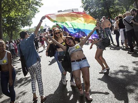 Decenas De Miles De Personas Celebran El Orgullo Gay En Toda Europa