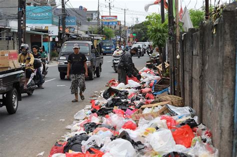 Tumpukan Sampah Di Kawasan Karang Tengah Tangerang