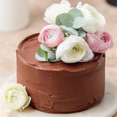 Chocolate Cake With Red Roses