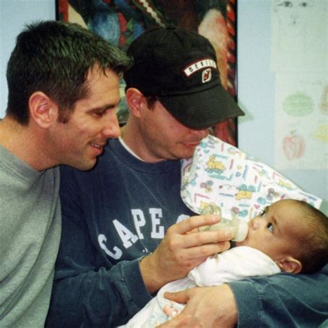 Un Couple Gay A Trouv Un B B Abandonn Dans Le M Tro Il Est Aujourd Hui Leur Fils