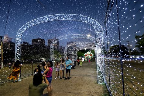 Aracajuanos E Turistas Aproveitam O Natal Iluminado Na Sementeira