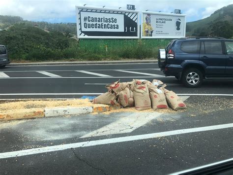 El Accidente De Un Camión Que Ha Perdido Parte De Su Carga Provoca