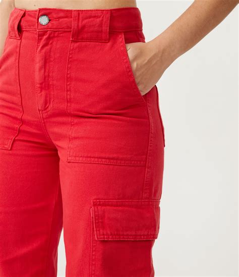 Calça Wide Leg em Sarja Passantes Diferenciados e Bolsos Cargo Vermelho