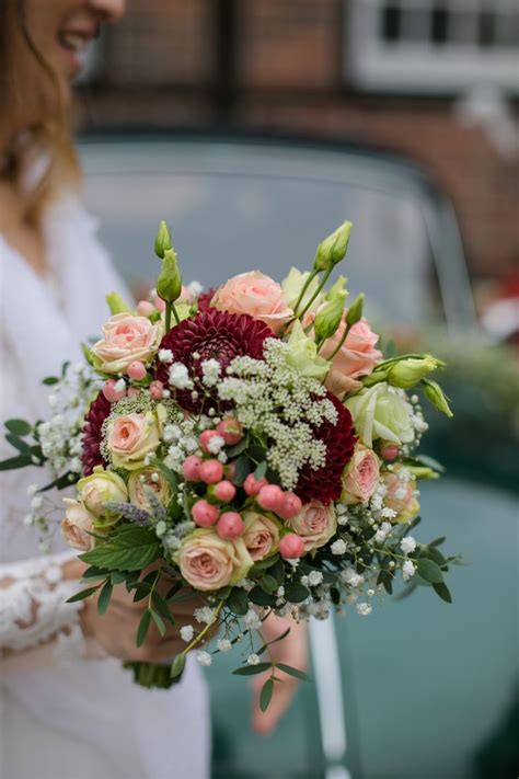 Brautstrauß Farbkonzept bordeaux mit Dahlien Blumenstrauß hochzeit