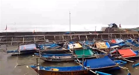 Diterjang Gelombang Tinggi Puluhan Perahu Nelayan Di Pantai Jayanti