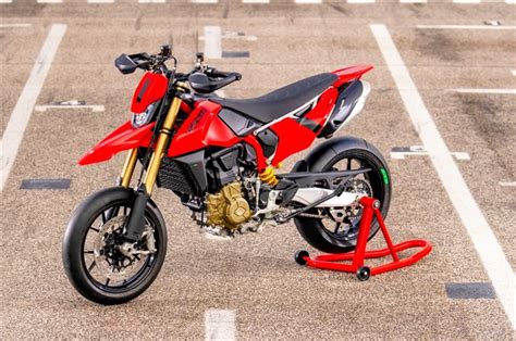 OFFICIAL 151 Kg Single Cylinder Ducati Hypermotard 698 Mono Launch