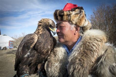 CHASSE A LAIGLE DANS LES MONTAGNES DE LALTAI CHEZ LES KAZAKHS DE