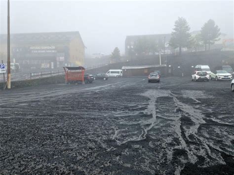 Nach Ascheregen von Ätna Flughafen in Catania wieder in Betrieb