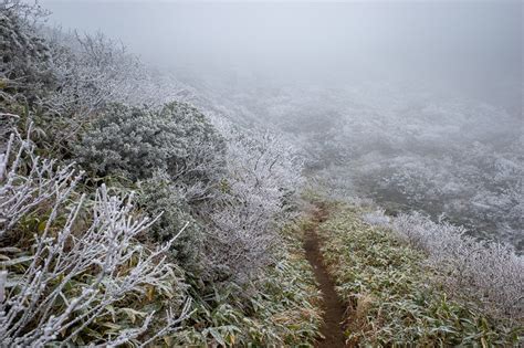 Ice capades on magic mountain-Climbing Mount Zao without the cable car ...