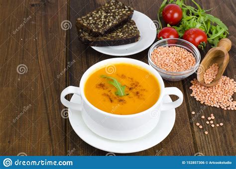 Sopa De Lentilha Vermelha Na Placa No Fundo De Madeira Foto De Stock