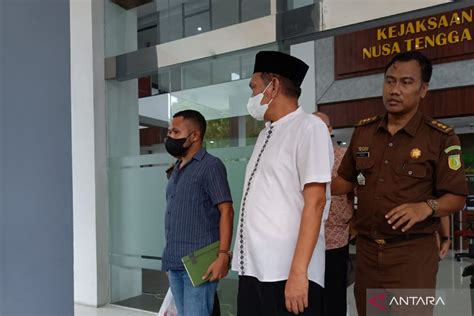 Mantan Kadis Esdm Ntb Tersangka Tambang Pasir Besi Diperiksa Penyidik