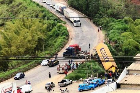 Motorista morre após caminhão cair em ribanceira na BR 262 em Manhuaçu