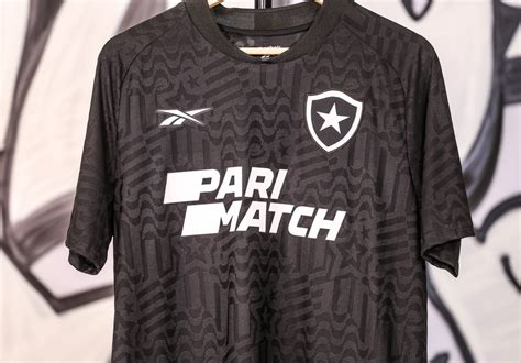 Lançamento de segundo uniforme do Botafogo é marcado por elogios à peça