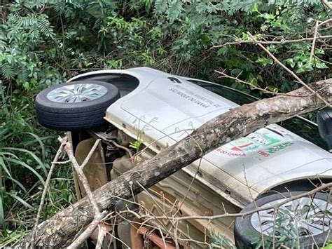 Capotamento na ES 080 envolve carro da Prefeitura de São Roque do Canaã