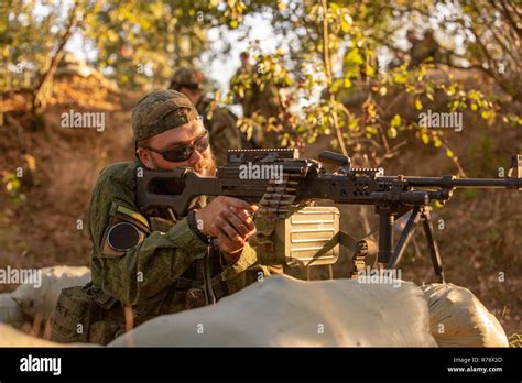 Sniper Armados Con Gran Calibre Un Rifle De Francotirador Disparar A