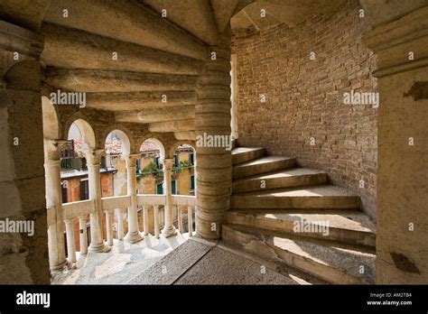 Vista Interior De La Escalera Circular Del Palazzo O Scala Contarini