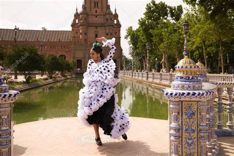 Bailarina Flamenca Hermosa Adolescente Morena Vestida Con Traje T Pico