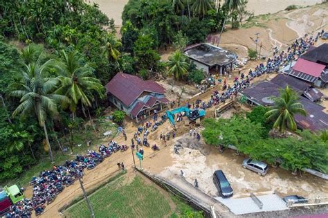 Death Toll From Indonesia Floods Landslides Rises To 21 The Straits