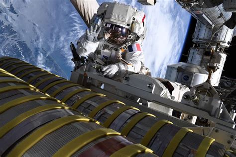 Timelapse Spectaculaire Des Sorties Dans L Espace De Thomas Pesquet