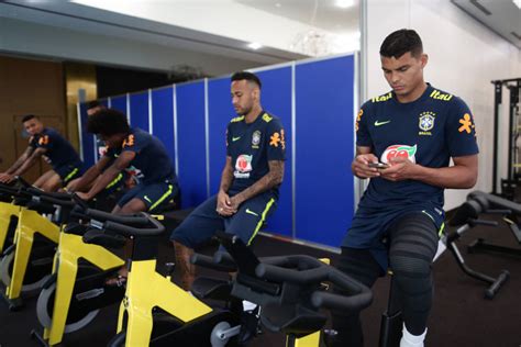 Veja fotos do treino regenerativo da Seleção após vitória sobre o