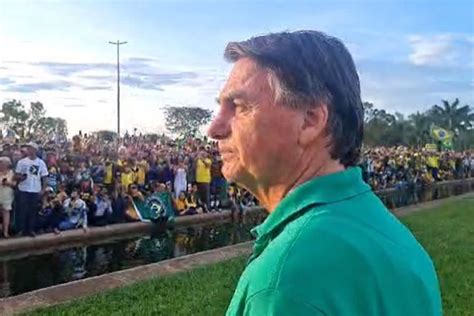 Bolsonaro Cumprimenta Centenas De Apoiadores No Alvorada Mas Evita