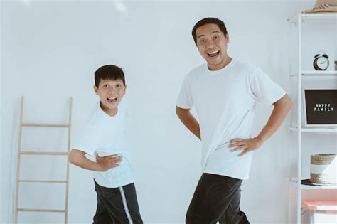 O Jovem Pai Asi Tico De Camiseta Branca E Seu Filho De Camiseta Branca