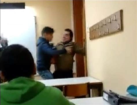 Professor gay é humilhado e agredido em sala de aula em Portugal