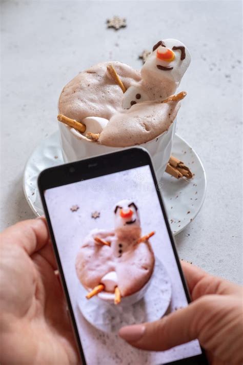 Chocolat Chaud Avec Bonhomme De Neige De Marshmallow Fondu Photo Stock