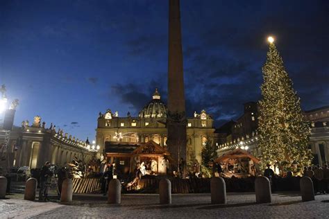 Acceso Il Grande Albero Di Natale E Il Presepe In Piazza San Pietro