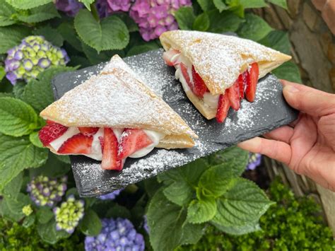 Triangoli Di Pasta Sfoglia Pronta Farciti Con Panna Montata E Fragole