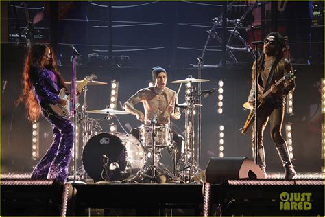 Her Performs Rock Medley With Lenny Kravitz And Travis Barker At