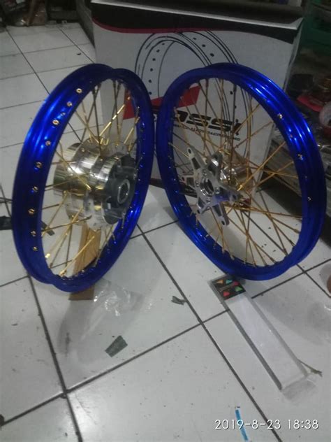 VELG PAKETAN MOTOR HONDA GTR 150 MEREK ROSSI RING 17X160X140 SEPASANG