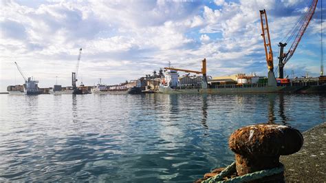 Cuatro buques de mercancías operaron ayer a la vez en el muelle de