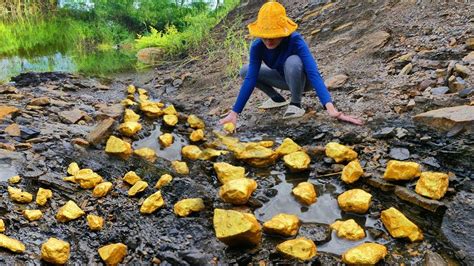 Wow Wow Pretty Girl Finds Biggest Gold Under Gold Rush And Gold Mining