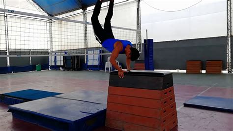 Gimnasia Básica Rodamientos Vertical Invertida Sobre El Taburete