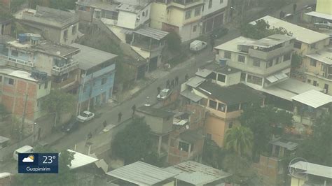 Vídeo Tiroteio no Complexo do Lins assusta moradores e fecha