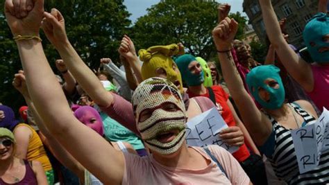 Pussy Riot les punkettes anti Poutine écopent de deux ans de camp EN DIRECT ladepeche fr