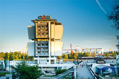 Фото набережной в Ростове-на-Дону: Речной вокзал, магазины и причал
