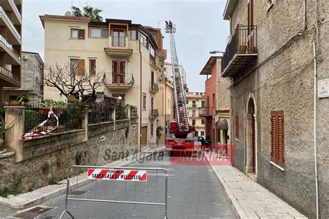 Calcinacci giù da un tetto in via Carraffello Intervento dell