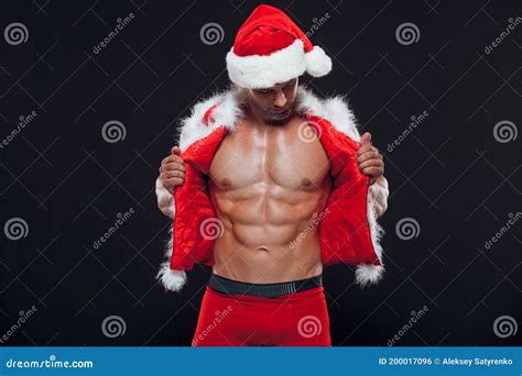 Le Père Noël Sexy Le Jeune Et Beau Sourire Du Père Noël De Bodybuilder