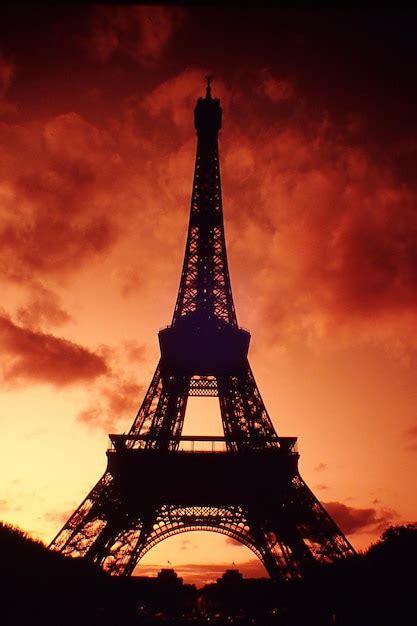 Silueta De La Torre Contra El Cielo Nublado Foto Premium