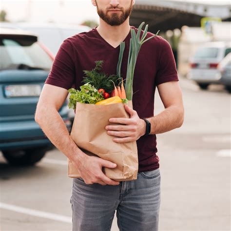 Vista Frontal Hombre Con Bolsa De Supermercado Foto Gratis