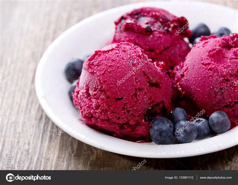 Blueberry Ice Cream Scoops With Fresh Berries — Stock Photo © Nitrub