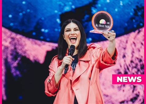 Laura Pausini Riceve A Rimini L All Music Italia Awards Per I Anni