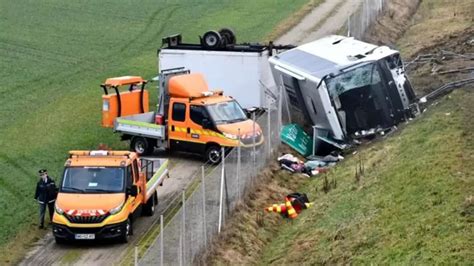 Autocar plin cu români răsturnat pe o autostradă din Slovenia