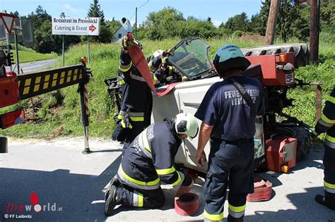 Stmk Umgest Rzter Traktor Und Anh Nger Auf Gemeindestra E In