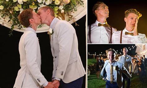Australian Same Sex Couples Marry In Midnight Ceremonies Daily Mail Online
