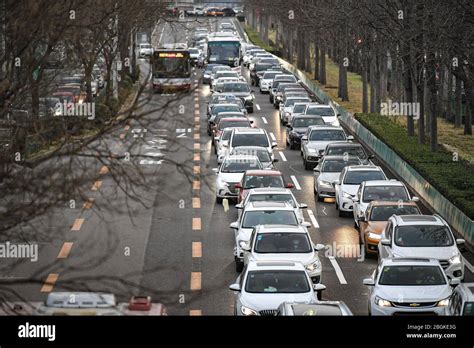 Der Verkehrsstrom Bewegt Sich Langsam W Hrend Der Abendspitze Der